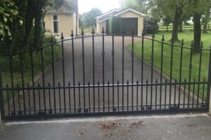 automated sliding gate with vertical bars - arrows on top